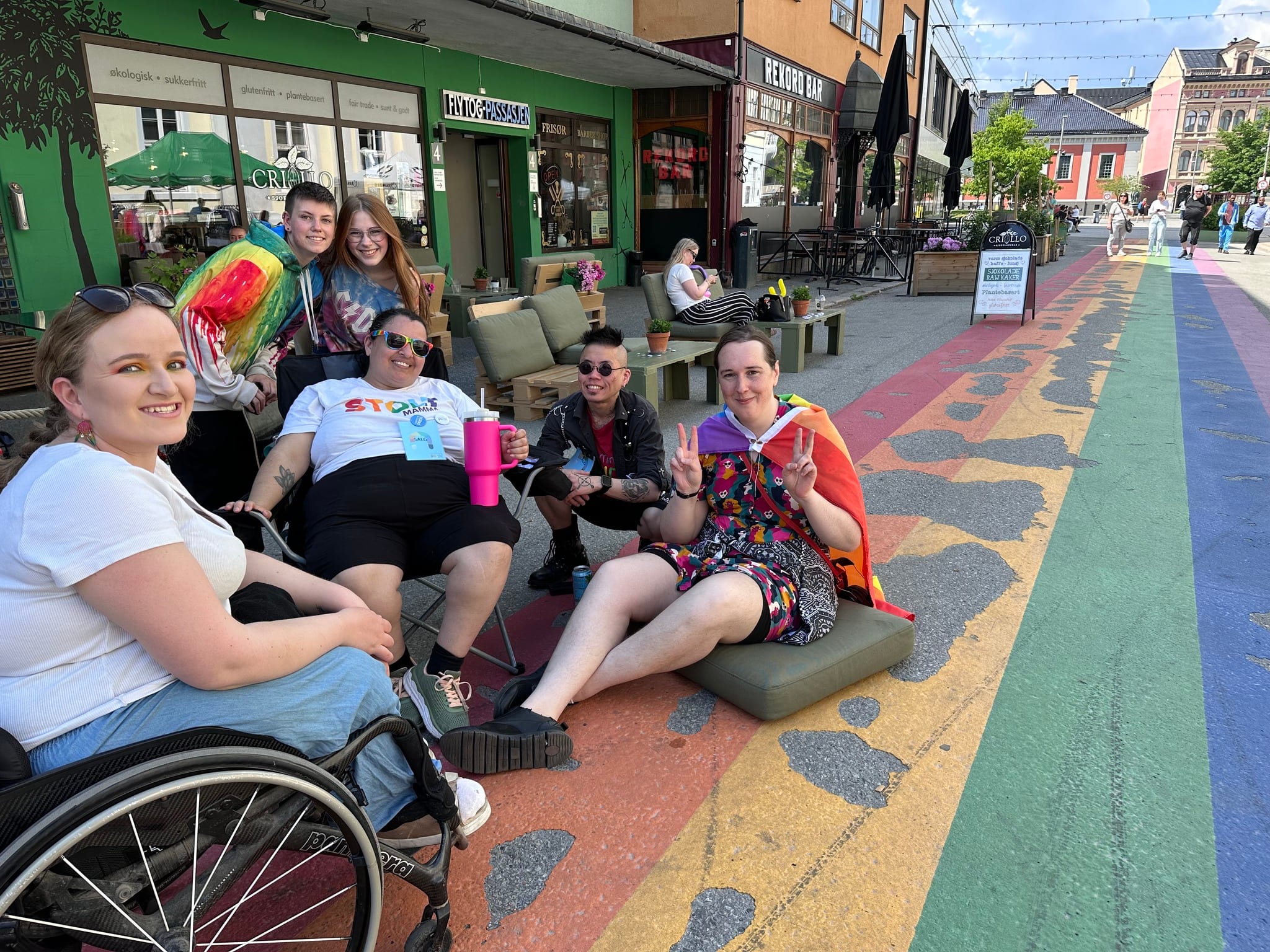 Folk fra Queer Hangout sammen på regnbuegata i Drammen under Skeiv Dag.